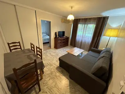 a living room with a couch and a table at Apparemment 2P centre Nice in Nice