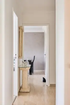 a hallway with a table and a dining room at Appartement Moderne 4 pièces Nice-Ouest in Nice