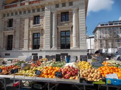 a display of fruits and vegetables in front of a building at Bel appartement 2 pièces à Nice in Nice
