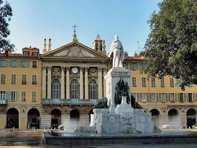 a fountain in front of a large building with a statue at Charmant petit 2 pieces dans la vieille ville - B in Nice