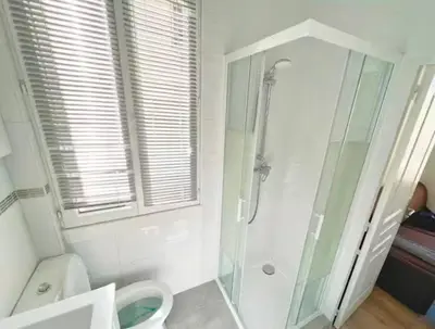 a bathroom with a shower and a toilet and a sink at Lumineux studio proche Jean Medecin in Nice