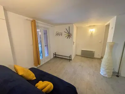 a living room with a couch and a vase at Appartement terrasse jacuzzi in Nice