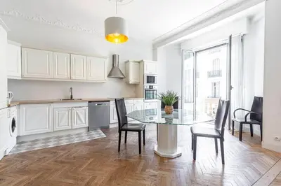 a kitchen and dining room with a table and chairs at Grand appartement climatisé centre ville Nice in Nice