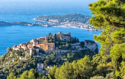 a village on a hill with the ocean at Jardin tropical, parking, climatisation in Nice