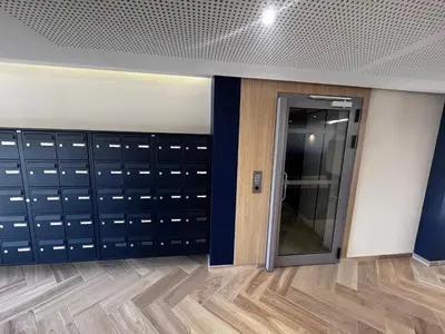 a room with lockers and a door in a building at Luxueux appartement climatisé avec piscine & parking in Saint-Laurent-du-Var