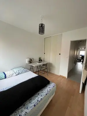 a bedroom with a bed and a table in it at Appartement 3 chambres spacieux prés des plages à Nice in Nice