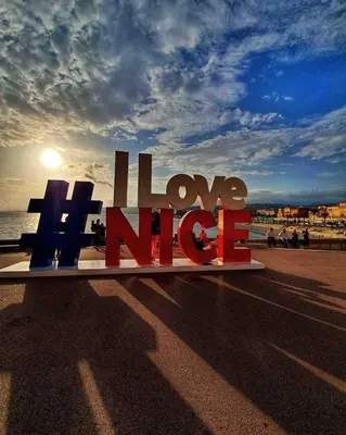 a sign that says i love hong kong on the beach at Magnifique studio Centre-ville in Nice