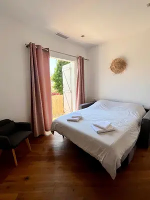 a living room with a couch and a coffee table at Magnifique 3 pièces 300 m plage jardin Parking in Cagnes-sur-Mer