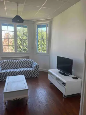 a living room with a couch and a flat screen tv at Appartement spacieux proche mer idéalement situé in Cagnes-sur-Mer