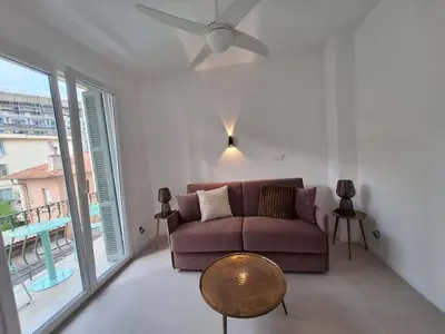 a living room with a couch and a table at Arty & Chic à Nice in Nice