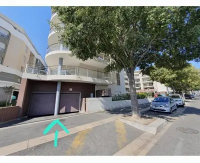a floor plan of a house at 2P pour 4 personnes grande terrasse avec lit parapluie piscine sur le toit et parking en sous-sol in Cagnes-sur-Mer