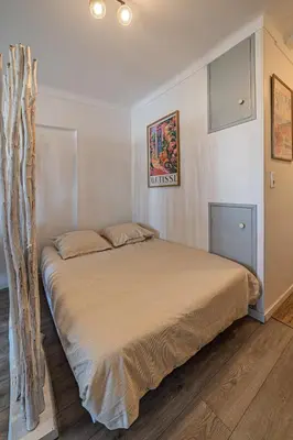 a bedroom with a large bed in a room at Studio rénové à deux pas de la mer et commerces in Cagnes-sur-Mer