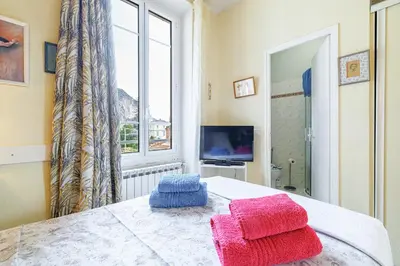 a room with a bed with four towels on it at La Terrasse de Bracco in Beaulieu-sur-Mer