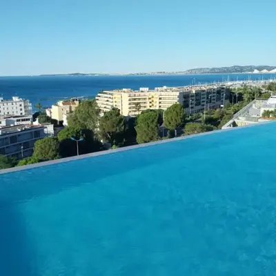 Seafront apartment with pool and comfort