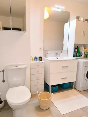 a bathroom with a toilet and a sink at 1 Chambre pour 2 personnes in Nice