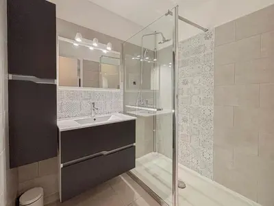 a bathroom with a sink and a shower at Douceur azuréenne - Wifi, Parking, vue mer, 4pers in Nice