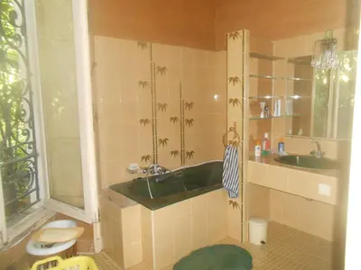a bathroom with a sink and a toilet at Une chambre chez l'habitant a Nice - Cimiez in Nice