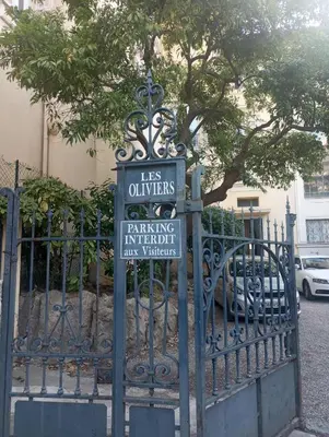a sign on the gate of a wrought iron fence at Une chambre chez l'habitant a Nice - Cimiez in Nice