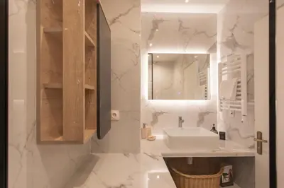 a white bathroom with a sink and a mirror at L3- 2P Clémenceau, centrale, 10 min place Massena-AC in Nice