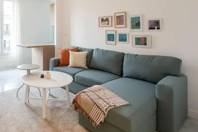 a living room with a blue couch and a table at L3- 2P Clémenceau, centrale, 10 min place Massena-AC in Nice