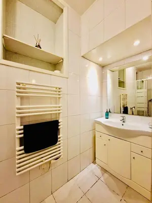 a bathroom with a sink and a mirror at 2 Pièces en étage au Centre-ville de Nice in Nice