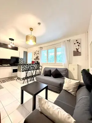a living room with a couch and a table at Charmant appartement 3 pièces au cœur de Nice in Nice
