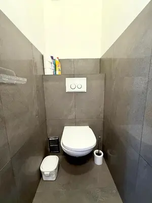 a small bathroom with a toilet and a sink at Charmant appartement 3 pièces au cœur de Nice in Nice