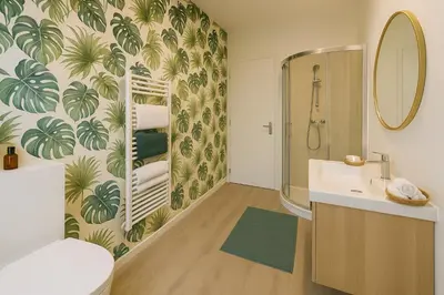 a bathroom with a sink and a mirror at Beau T3 tout équipé avec grand écran et Wi-Fi performant in Nice
