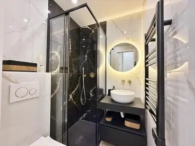 a bathroom with a sink and a shower at Studio sur la promenade des anglais in Nice