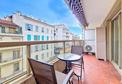 a balcony with a table and chairs on a balcony at Nestor&Jeeves - LE SAGITTAIRE - Terrasse, proche mer in Nice