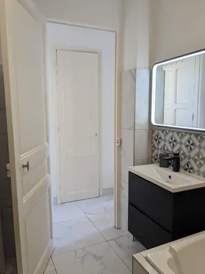 a white bathroom with a sink and a mirror at Joli appartement central, tout équipé & proche gare in Nice