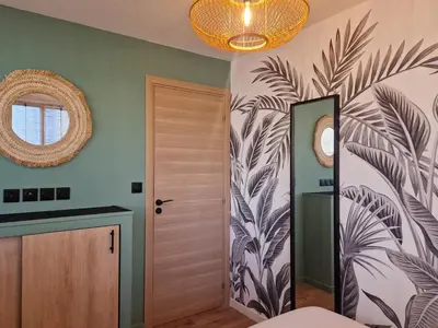 a room with a door and a mirror at PASTO GAUCHE Appartement Nice 6P in Nice