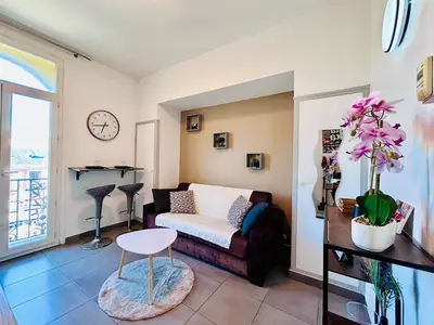 a living room with a couch and a table at Studio Rénové et Meublé Le Cœur de Nice à Vos Pieds in Nice