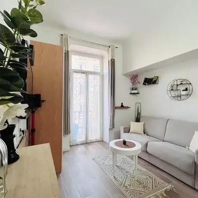Charmant Studio Rénové en Plein Centre de Nice
