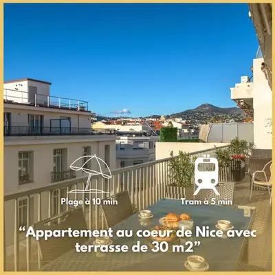 Terrasse ensoleillée sur les toits de Nice