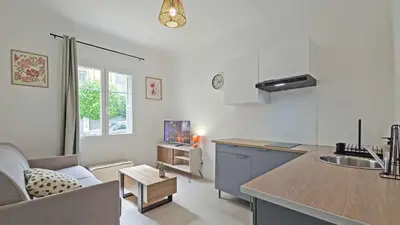 a kitchen and living room with a couch and a sink at LX149 Studio lumineux fonctionnel - Bail mobilite in Nice