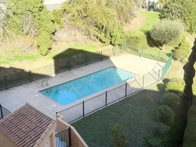 an overhead view of a swimming pool in a yard at 2 pièces cosy avec grande terrasse & piscine in Cagnes-sur-Mer