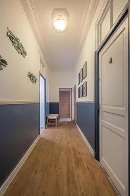an empty hallway with a door and a table at Chambre 4 La Nissa Bella in Nice