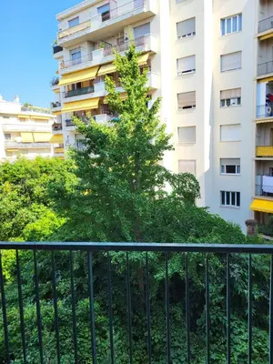a tree in front of a building at 2P cosy avec terrasse, vue mer & plages à pied in Nice