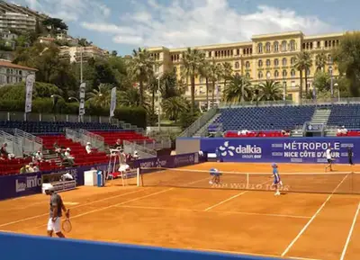 two people playing tennis on a tennis court at 1 chambre chez l'habitant, vue mer, ville et plage in Nice