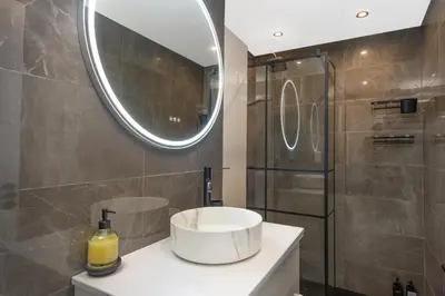a bathroom with a sink and a mirror and a shower at Spacieux 4 pièces - Balcon - Parking - FC in Saint-Laurent-du-Var