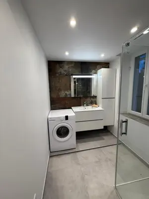 a bathroom with a washing machine and a sink at Bel appartement proche de la mer et de la gare La Mascotte in Beaulieu-sur-Mer
