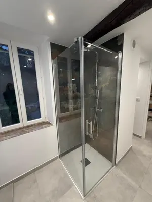 a glass shower in a room with windows at Bel appartement proche de la mer et de la gare La Mascotte in Beaulieu-sur-Mer