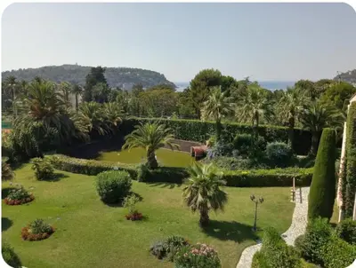 an aerial view of a garden with palm trees and bushes at Mer et Soleil in Villefranche-sur-Mer