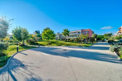 an empty street in a residential neighborhood at Superbe 2 pièces - Piscine et garage in Nice