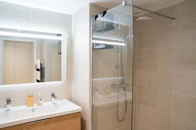 a bathroom with a shower and a sink at Superbe T2 Neuf avec Terrasse Hyper Centre Nice in Nice