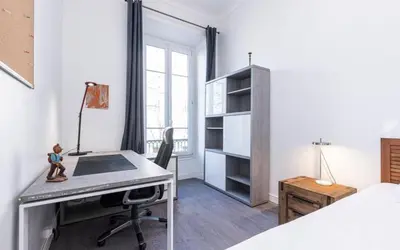a bedroom with a desk and a bed and a deskablish at Appartement 2 chambres Nice Jean Medecin in Nice