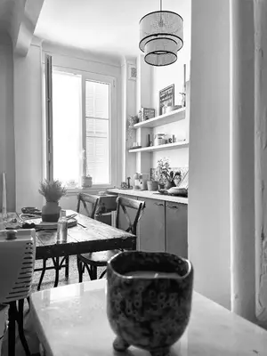 a kitchen and dining room with a table and a bowl at Appartement 2 pièces bourgeois meublé, aéroport tramway in Nice