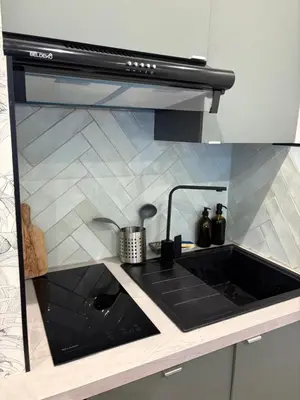 a kitchen with a black sink in a counter at Charmant studio climatisé à Riquier, proche mer & gare in Nice