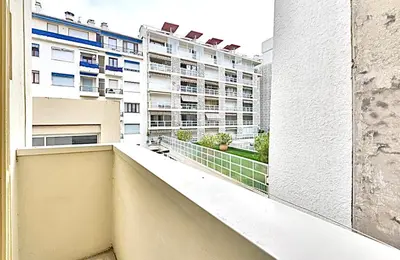 an apartment balcony with a view of a building at Studio Carré Or avec balcon in Nice